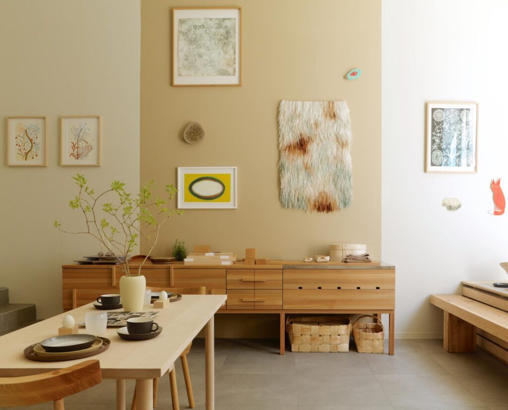 20.5.–6.8.2022
The cottage, or mökki, in Finnish, is a concept familiar to us all; a summer home, a dear place, a feeling of being. A home in the embrace of nature.