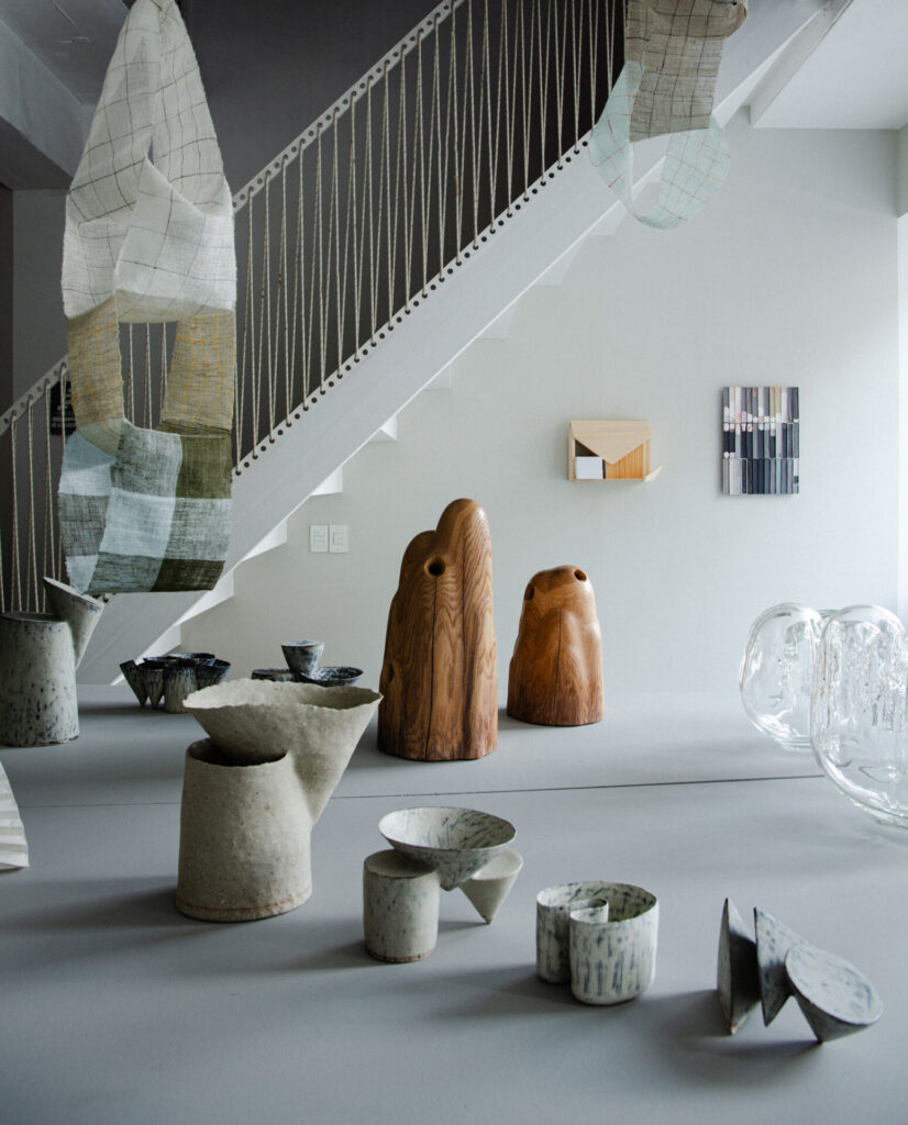 28.11.–31.12.2024, Seoul
The works of five Korean and Finnish artists, who work by hand using different natural materials, correspond as if they are exchanging handwritten letters. It creates a temporary