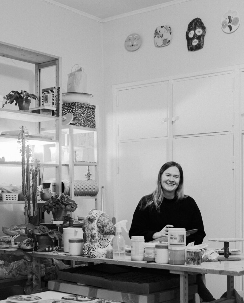 Armi Teva on Helsingissä asuva kuvataiteilija ja muotoilija. Teva toimii monialaisesti mm. kuvanveiston, kuvituksen ja julkisen taiteen parissa. Töitä yhdistää leikkisä tyyli, rohkea värien käyttö ja intohimo piirtämiseen. Keramiikka on yksi Tevalle läheinen materiaali. Hän piti laajan näyttelyn keraamista reliefeistään Lokalin White Wallilla vuoden 2024 loppupuolella.