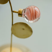 serifsandjellybeans_millavaahtera_glass_artwork_detail_exhibition_lokalhelsinki2025-7