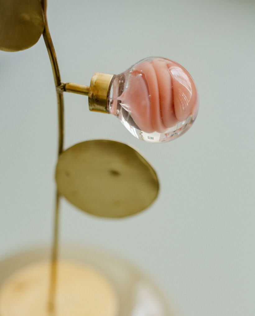serifsandjellybeans_millavaahtera_glass_artwork_detail_exhibition_lokalhelsinki2025-7