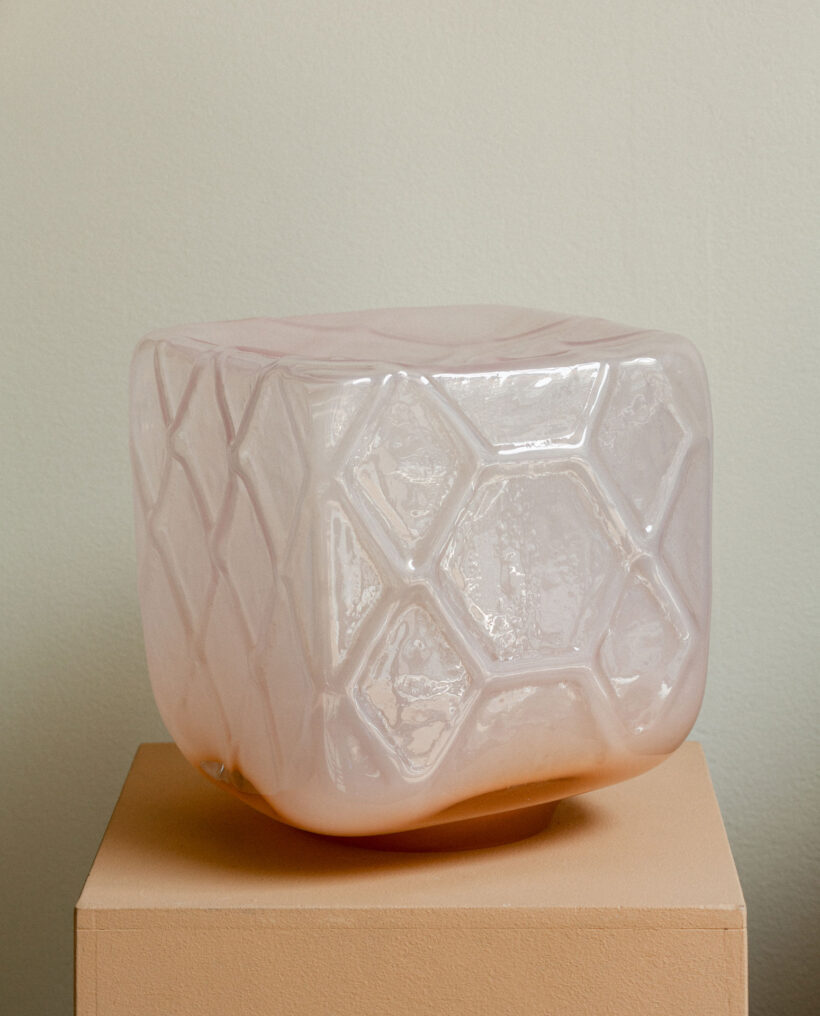 annieckerman_glass_artwork_atfirstblush_lokalhelsinki2026-2