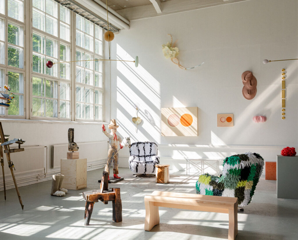 28.6.–23.8.2026
Lokal’s Summer Satellite in Billnäs
At First Blush is a celebration of the feeling that wells up in one’s being at the sight of a new love, with the awakening of a new season, or as an artist discovers a new expression. The theme of the exhibition is the blossoming of new life in late spring and early summer – that annual miracle.