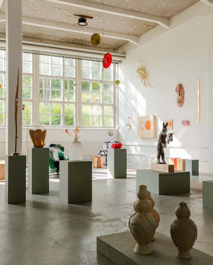 28.6.–23.8.2026
Lokal Gallerian kesäsatelliitti Billnäsissä
At First Blush juhlistaa tunnetta, joka kumpuaa uuden rakkauden näkemisestä, uuden vuodenajan heräämisestä tai taiteilijan löytämästä uudesta ilmaisusta. Näyttelyn teemana on uuden elämän puhkeaminen kukkaan loppukeväällä ja alkukesästä – tuo vuosittainen ihme.